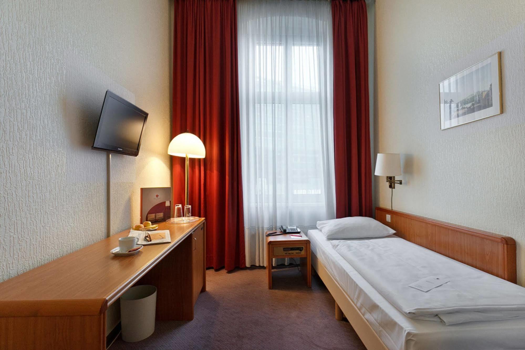 Azimut Kurfuerstendamm 3*